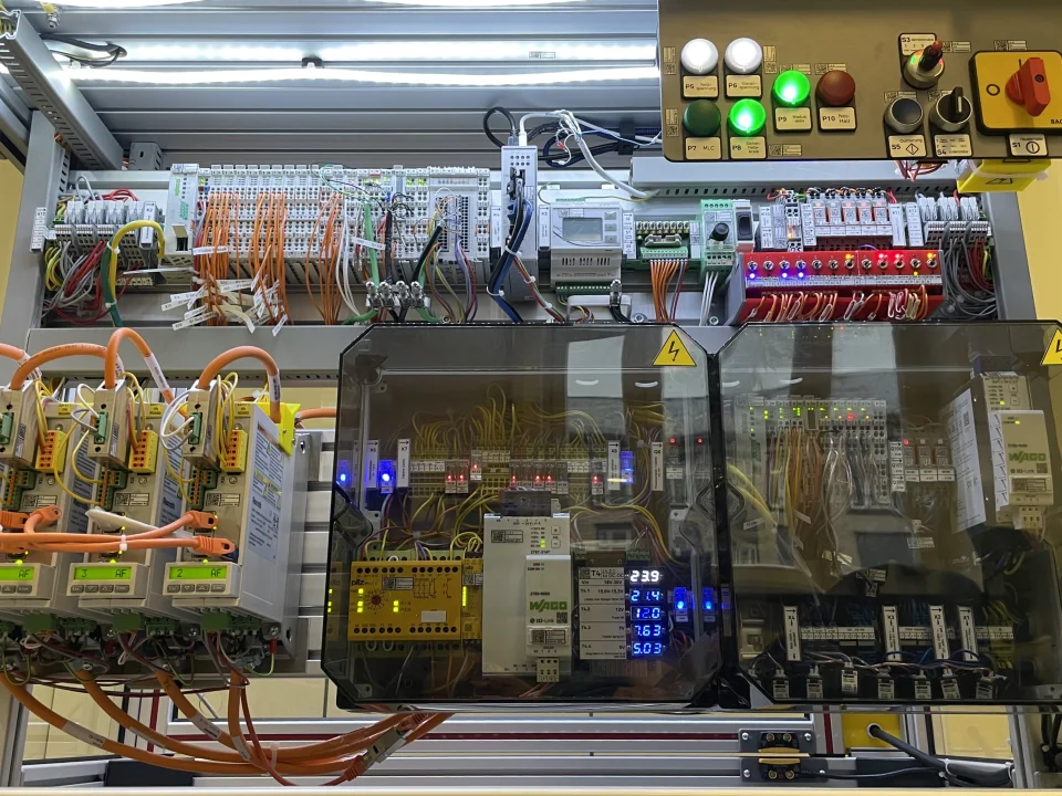 TU Dresden Motion Control Station deney düzeneğinde gerçek kontrol elektroniği, DIN ray modülleri ve kablolama