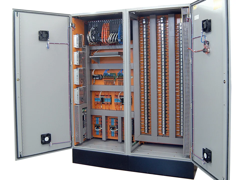 PLC, elektronik modüller, klemensler ve kablolama içeren açık endüstriyel kontrol panosu