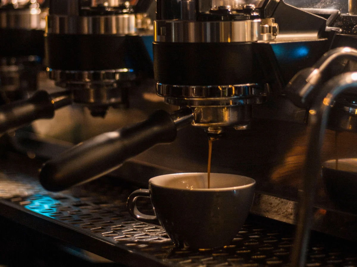 Espresso makinesinden fincana akan kahve
