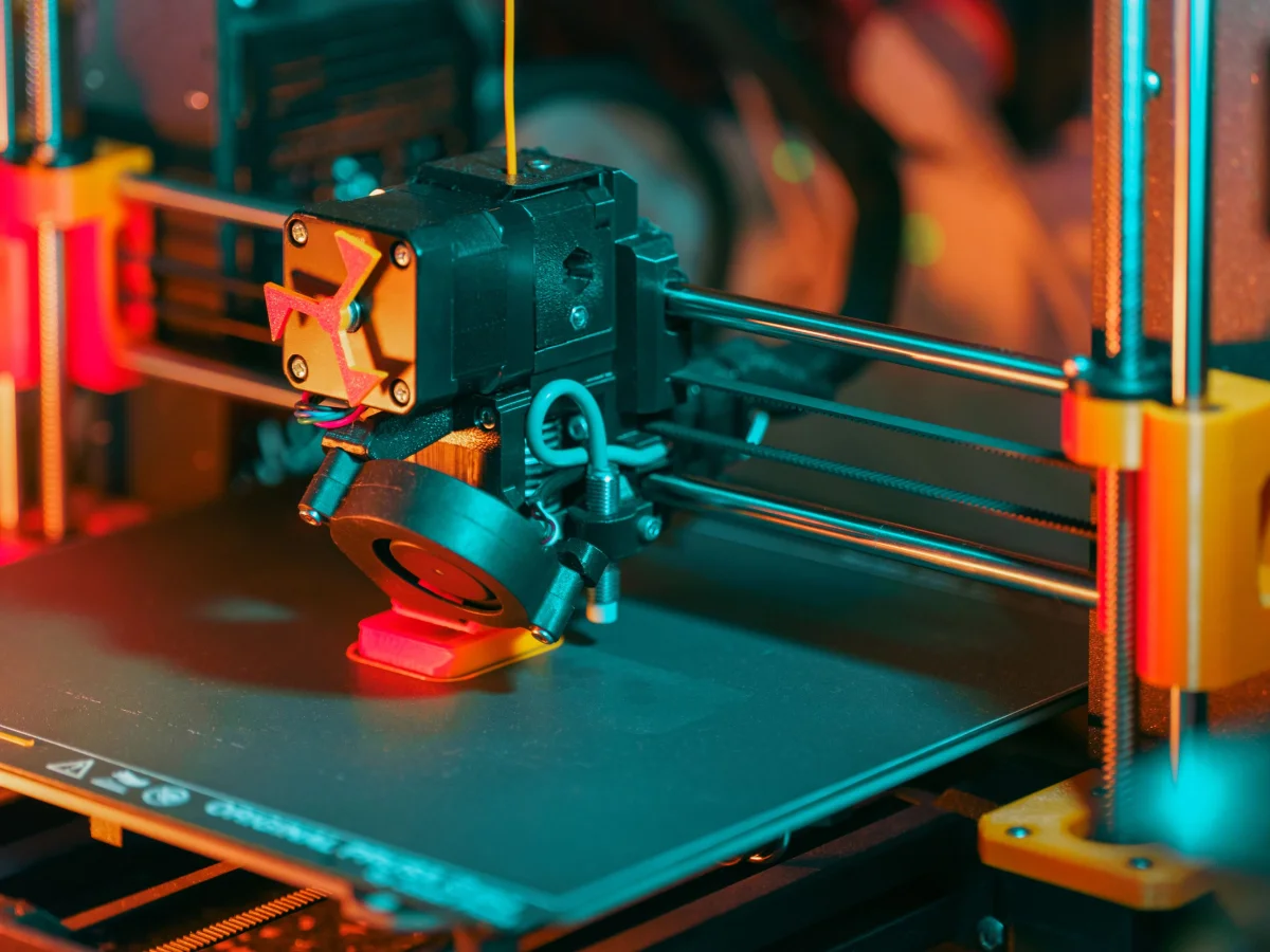 Filamentli 3D yazıcının tablasında plastik parça baskısı