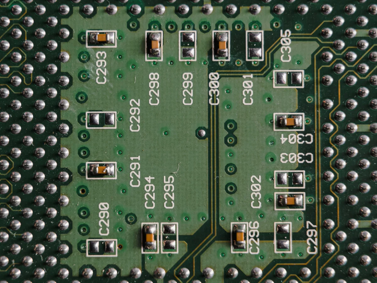 مكونات SMD ومسارات الدائرة ووصلات اللحام على لوحة إلكترونية خضراء