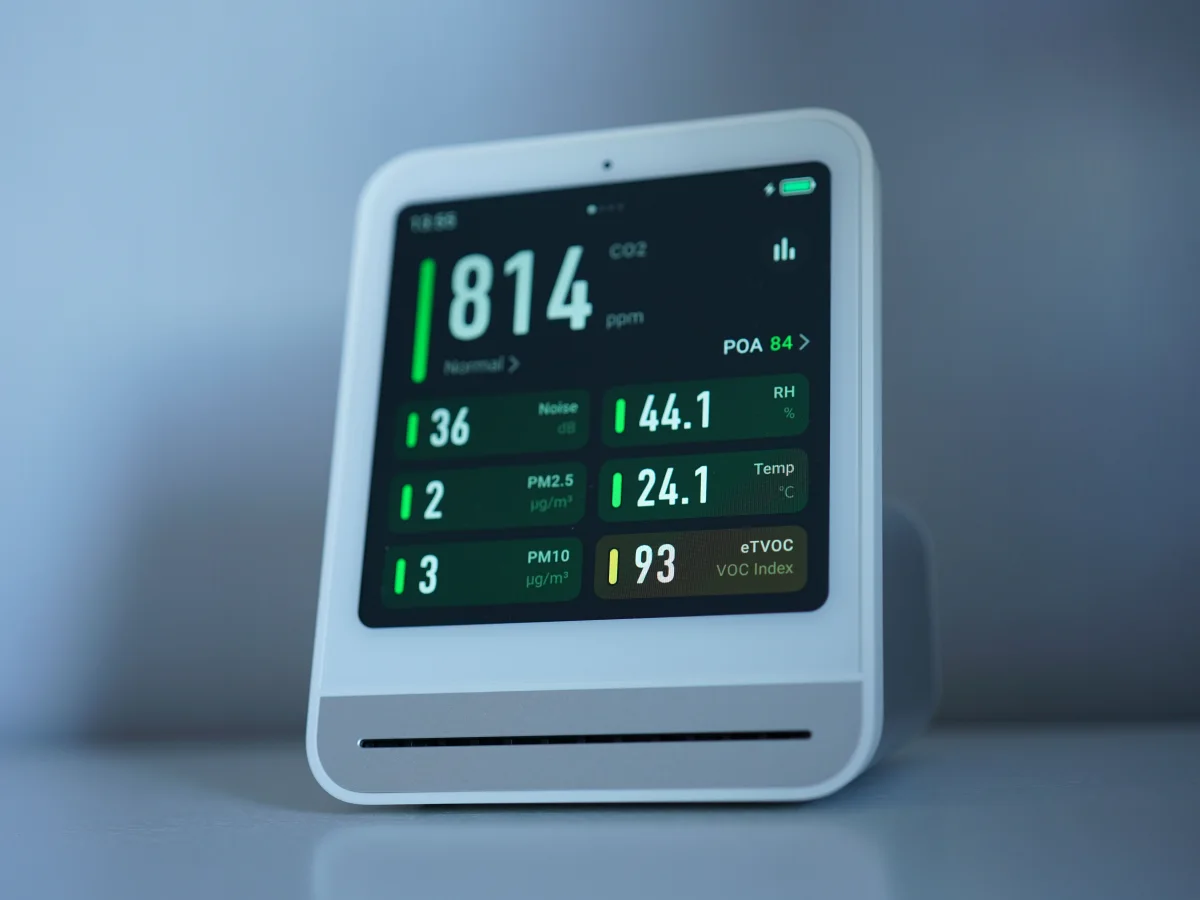 Air quality measuring device that displays CO₂, particles, temperature and humidity values