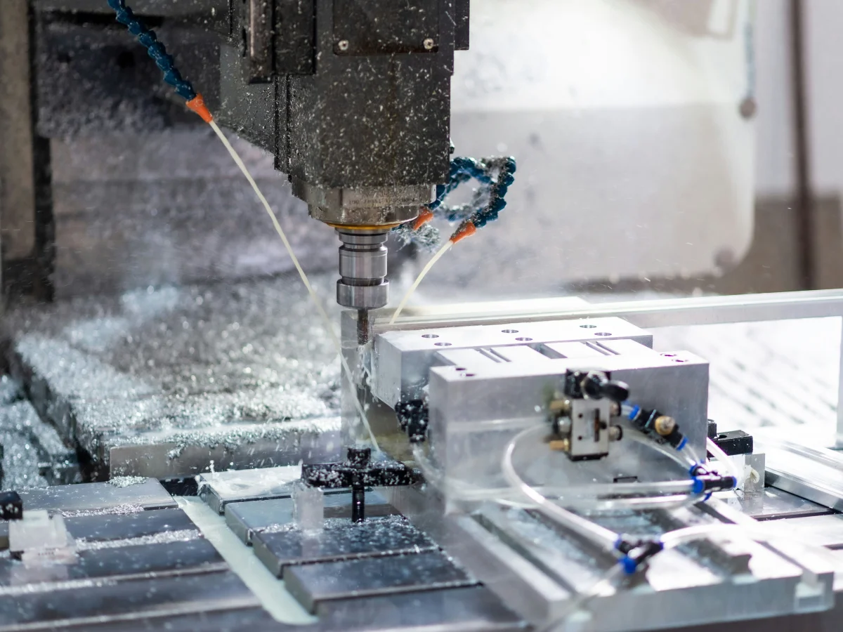CNC tezgâhında soğutma sıvısıyla alüminyum parça işleme